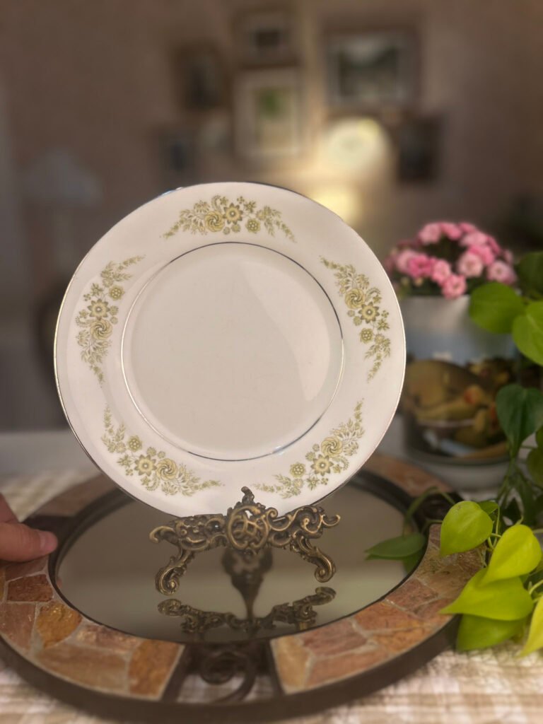 Prato de sobremesa inglês Wedgwood Caroline com flores em verde