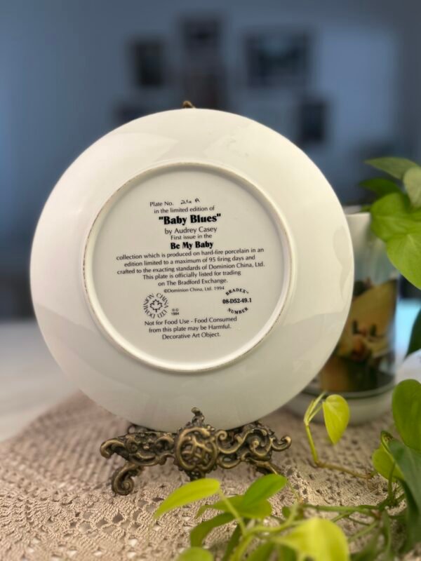 Prato decorativo Baby Blues – Audrey Casey – Dominion China - Imagem 2