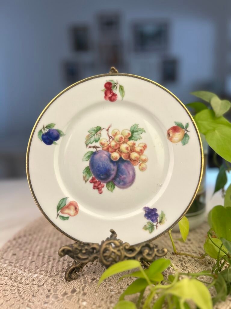 Prato alemão vintage com frutas e filete dourado