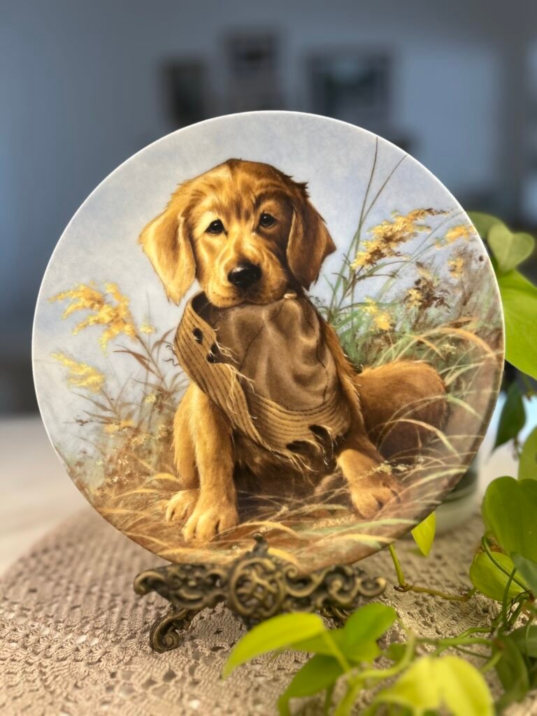 Prato decorativo Knowles Caught in the Act – The Golden Retriever, 1987