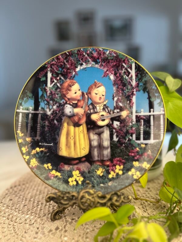Prato decorativo M.J. Hummel Little Musicians – Little Companions, 1990 - Imagem 1