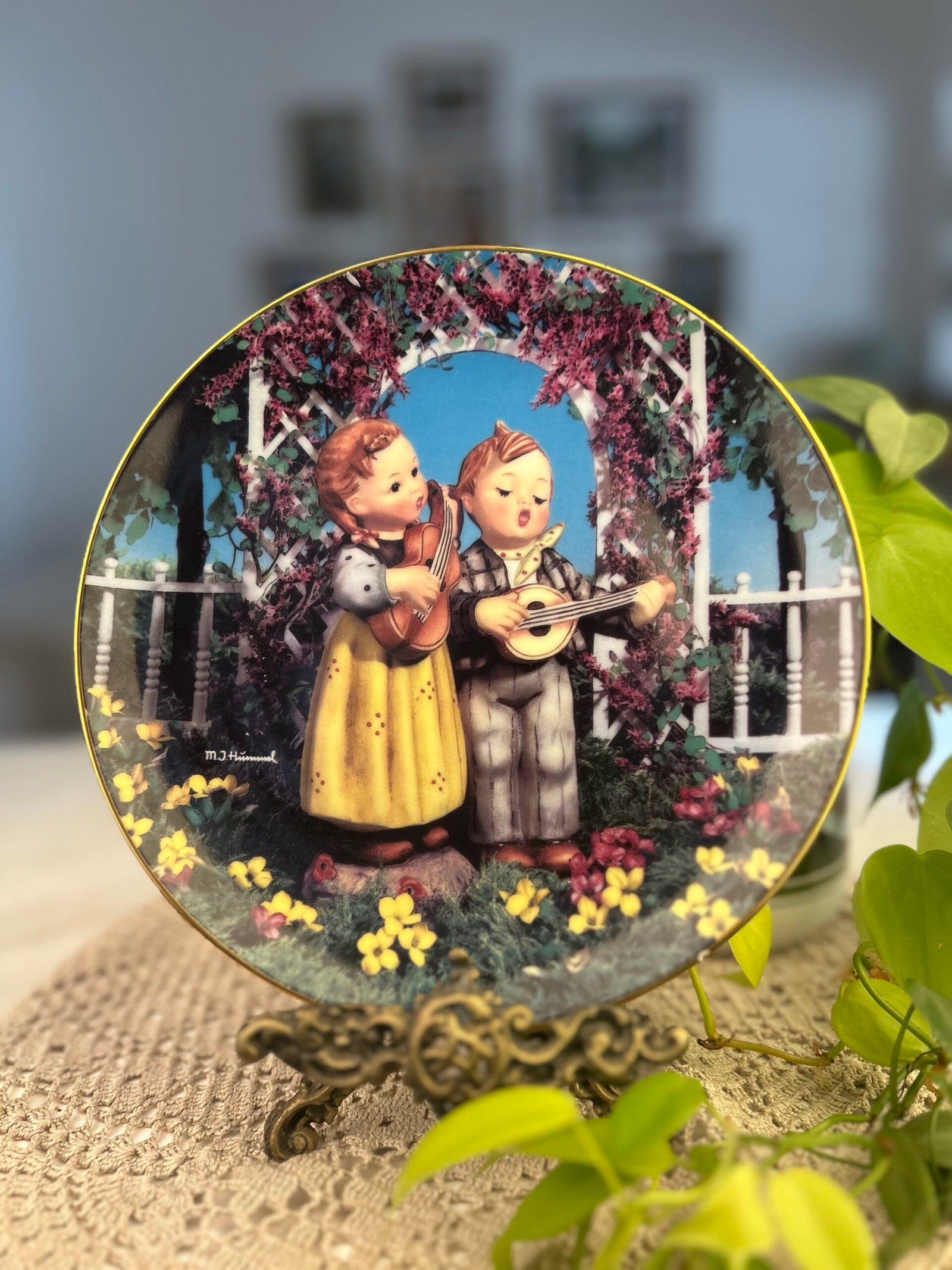 Prato decorativo M.J. Hummel Little Musicians – Little Companions, 1990 - Imagem 1