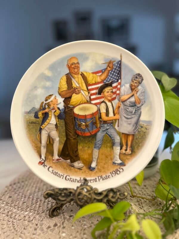 Prato decorativo Knowles The Patriots’ Parade – Joseph Csatari, 1985 - Imagem 1