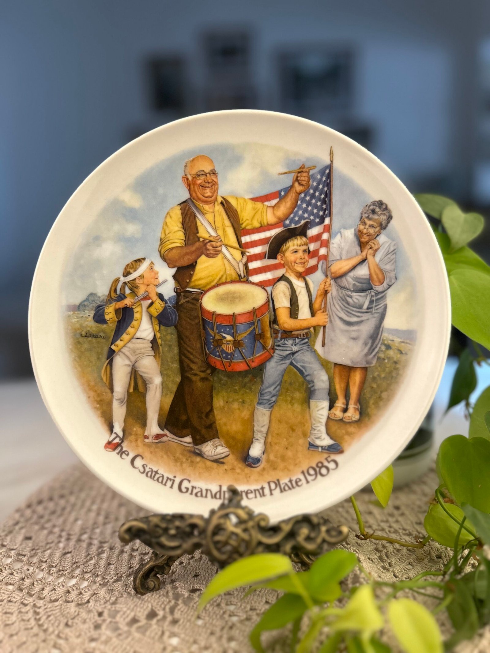 Prato decorativo Knowles The Patriots’ Parade – Joseph Csatari, 1985 - Imagem 1