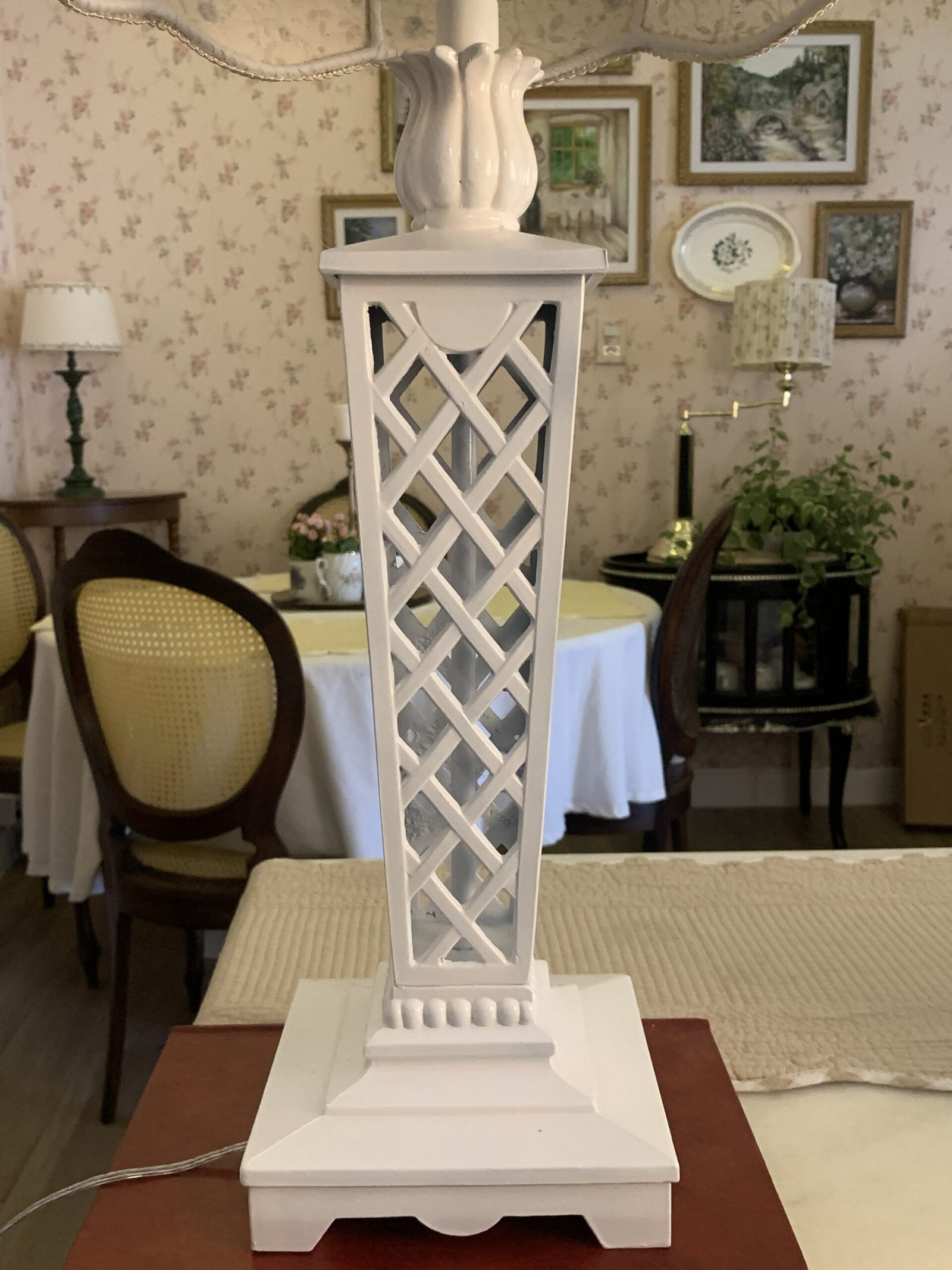 Luminária de mesa branca com cúpula floral azul vintage - Imagem 3