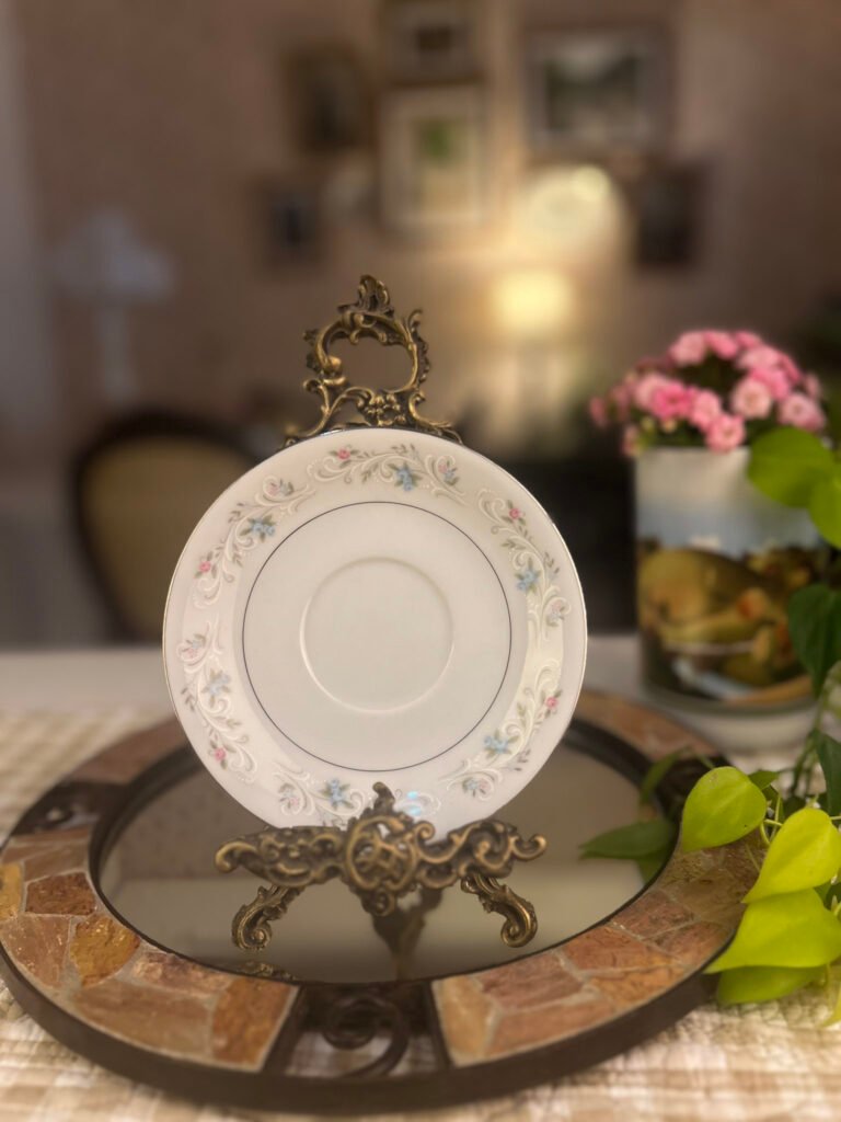Pires japonês Clarice Deluxe com flores azuis e rosas