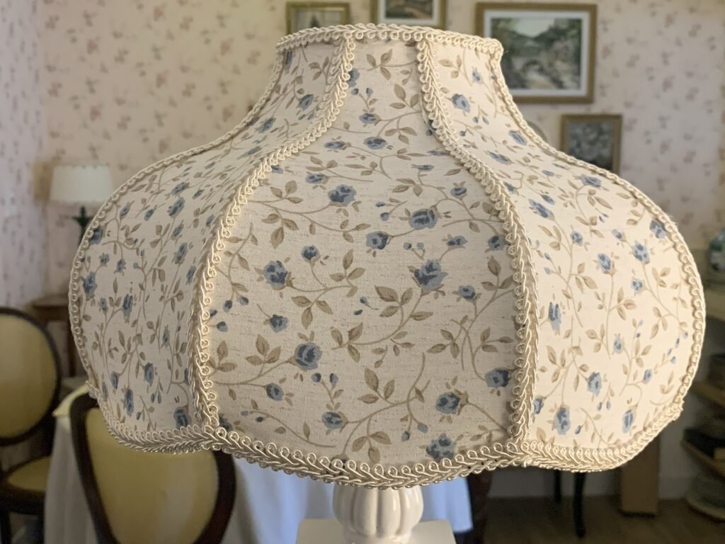 Luminária de mesa branca com cúpula floral azul vintage