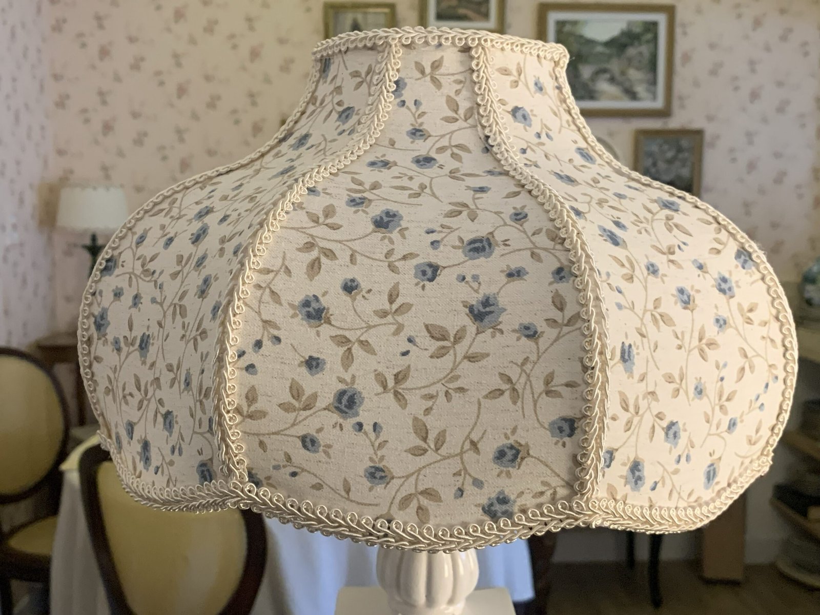 Luminária de mesa branca com cúpula floral azul vintage - Imagem 2