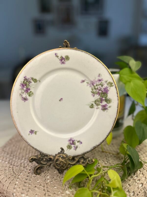 Prato Vintage Floral com Violetas e Borda Dourada - Imagem 1