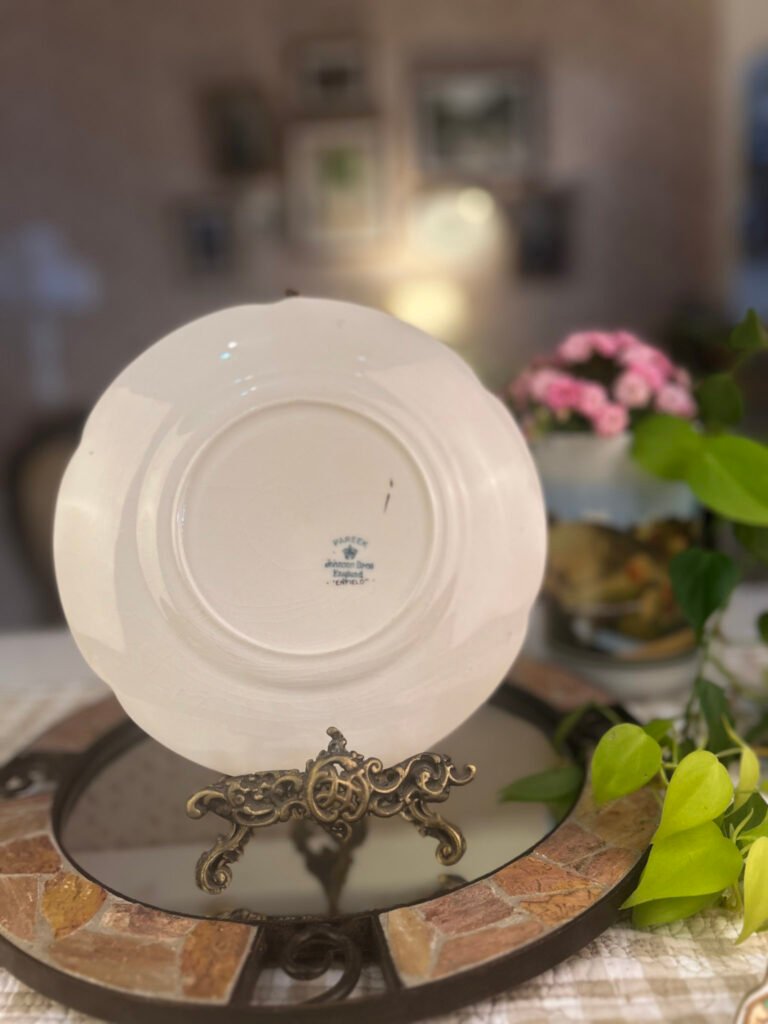 Prato inglês Johnson Bros Pareek com flores e borda verde
