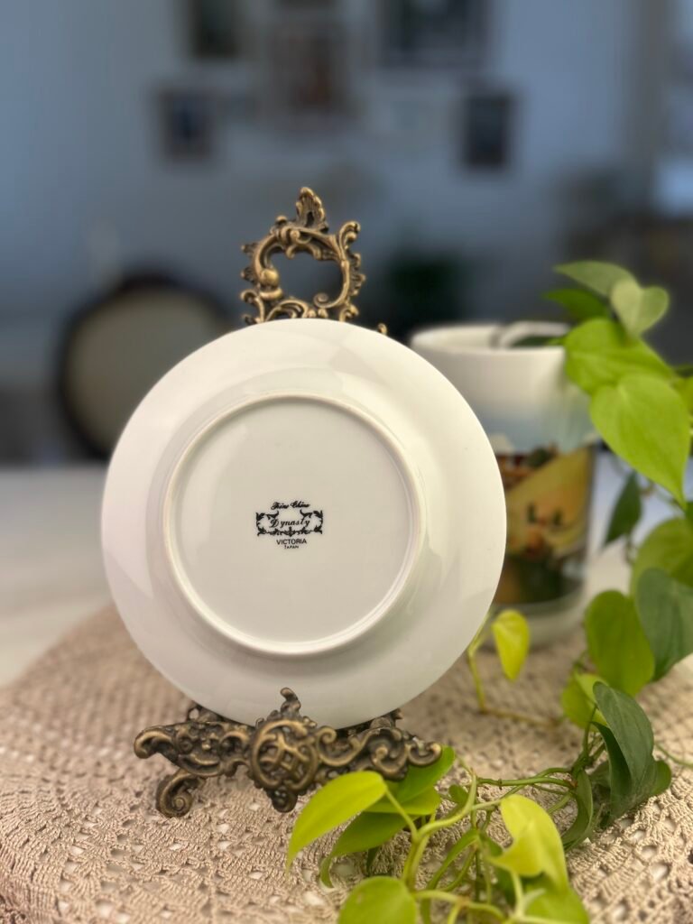 Prato Vintage Dynasty Victoria Japan com Detalhes Florais