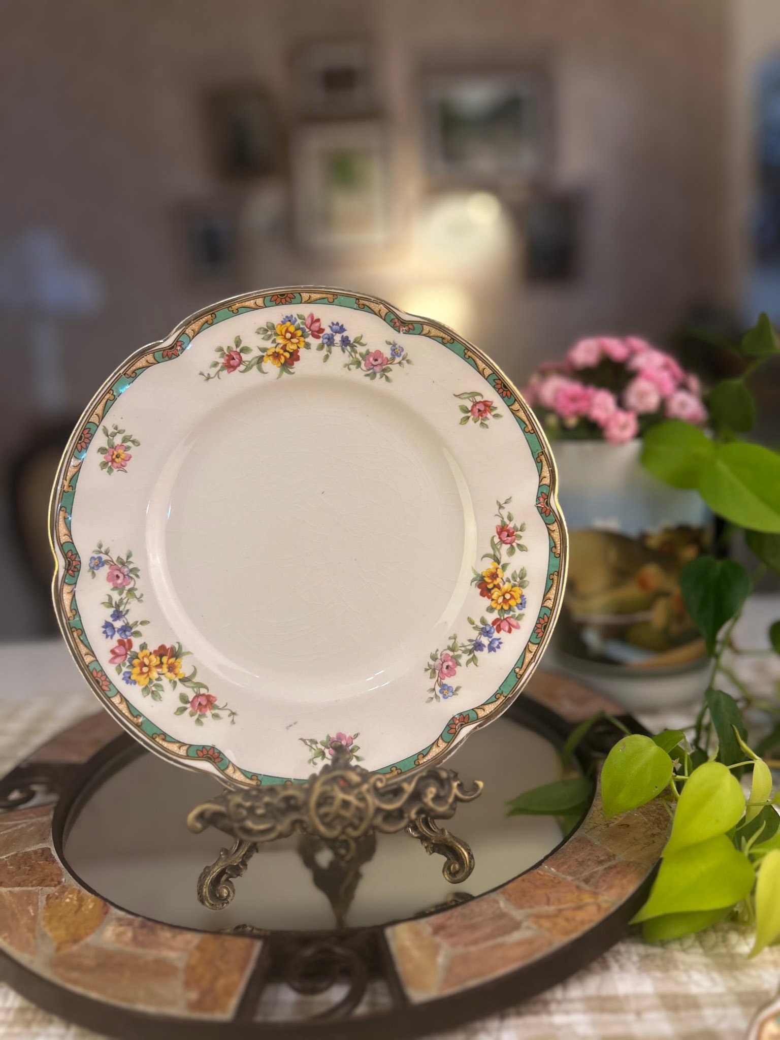 Prato inglês Johnson Bros Pareek com flores e borda verde - Imagem 1