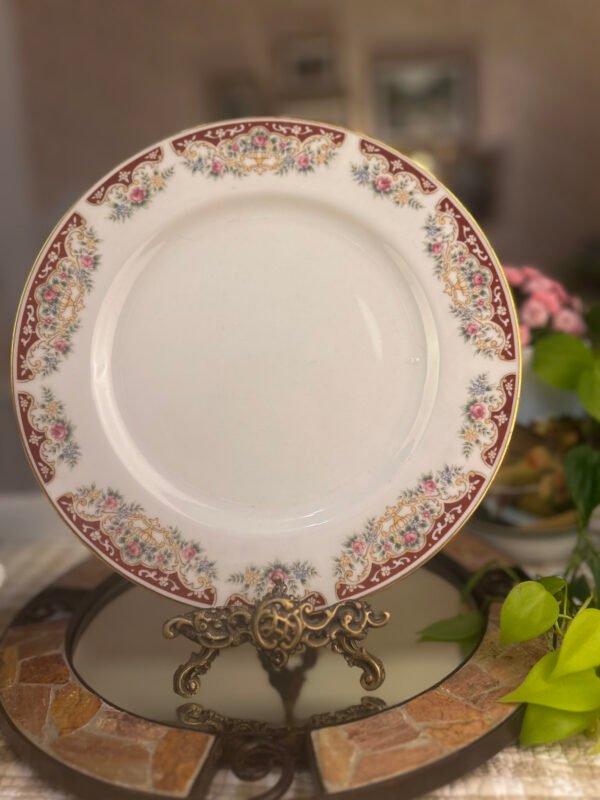 Prato canadense Accord com flores e detalhes em vinho e dourado - Imagem 1