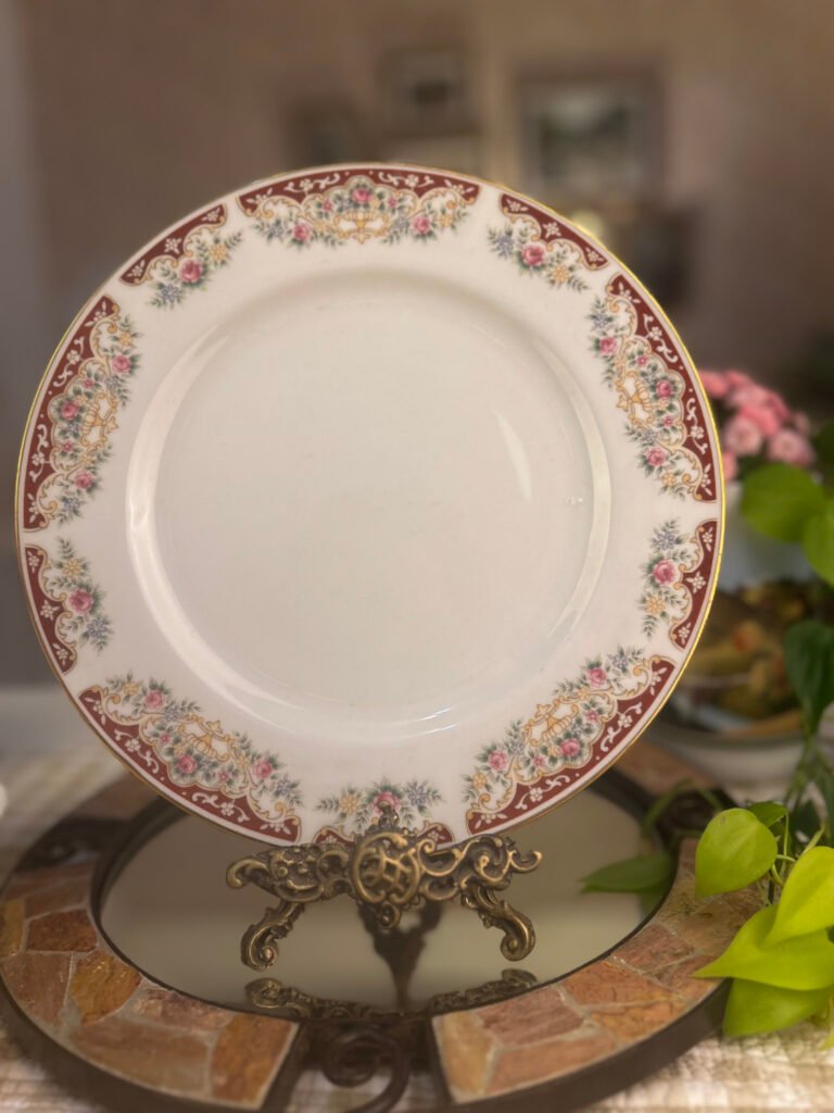 Prato canadense Accord com flores e detalhes em vinho e dourado