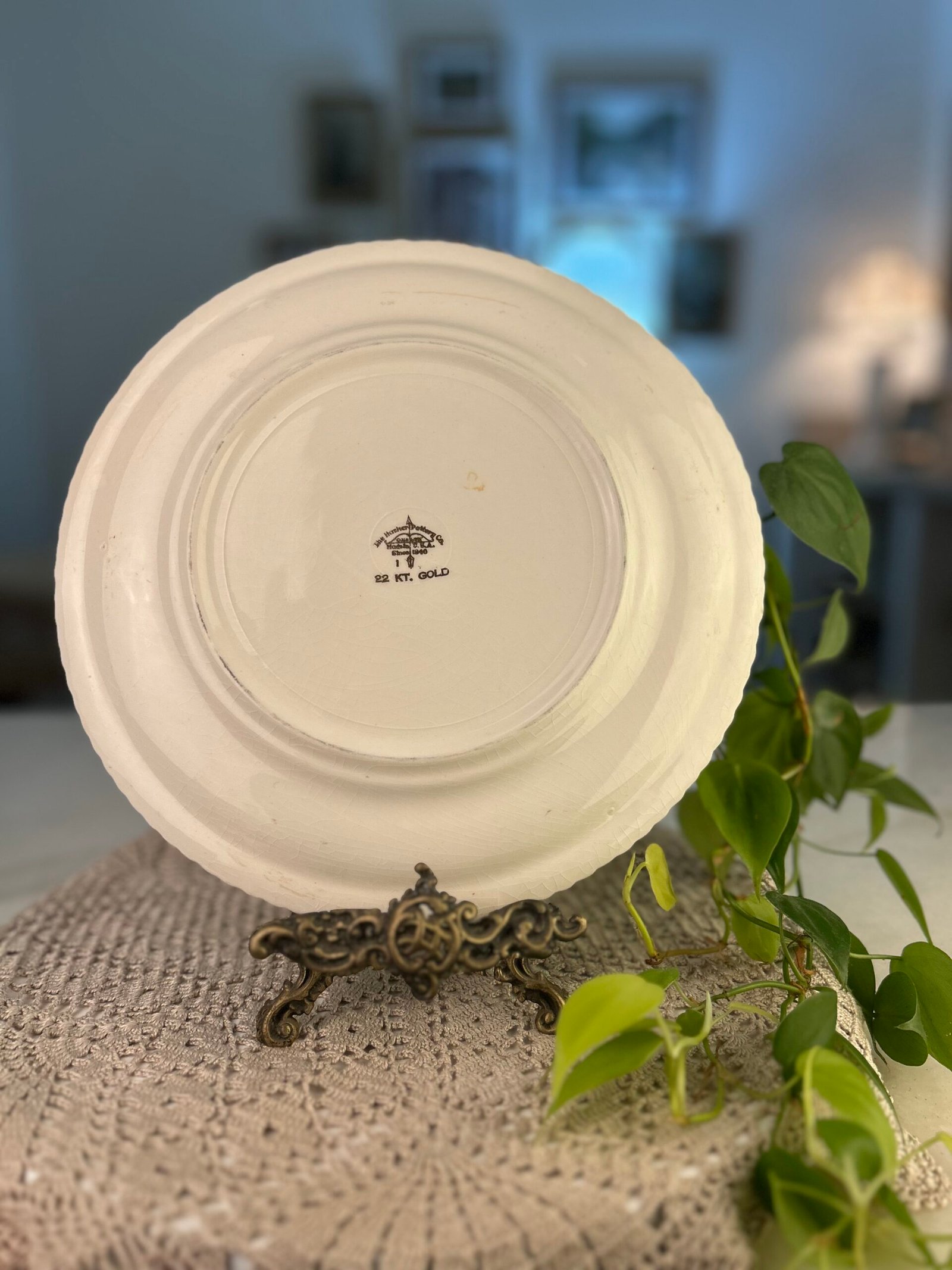 Prato vintage The Heritage Pottery Co. com cena romântica e ouro 22K - Imagem 2