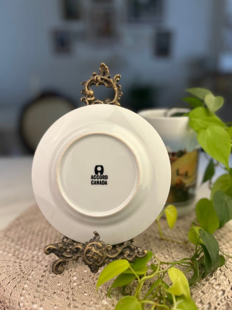 Prato Vintage Accord Canada com Flores e Detalhes em Terracota