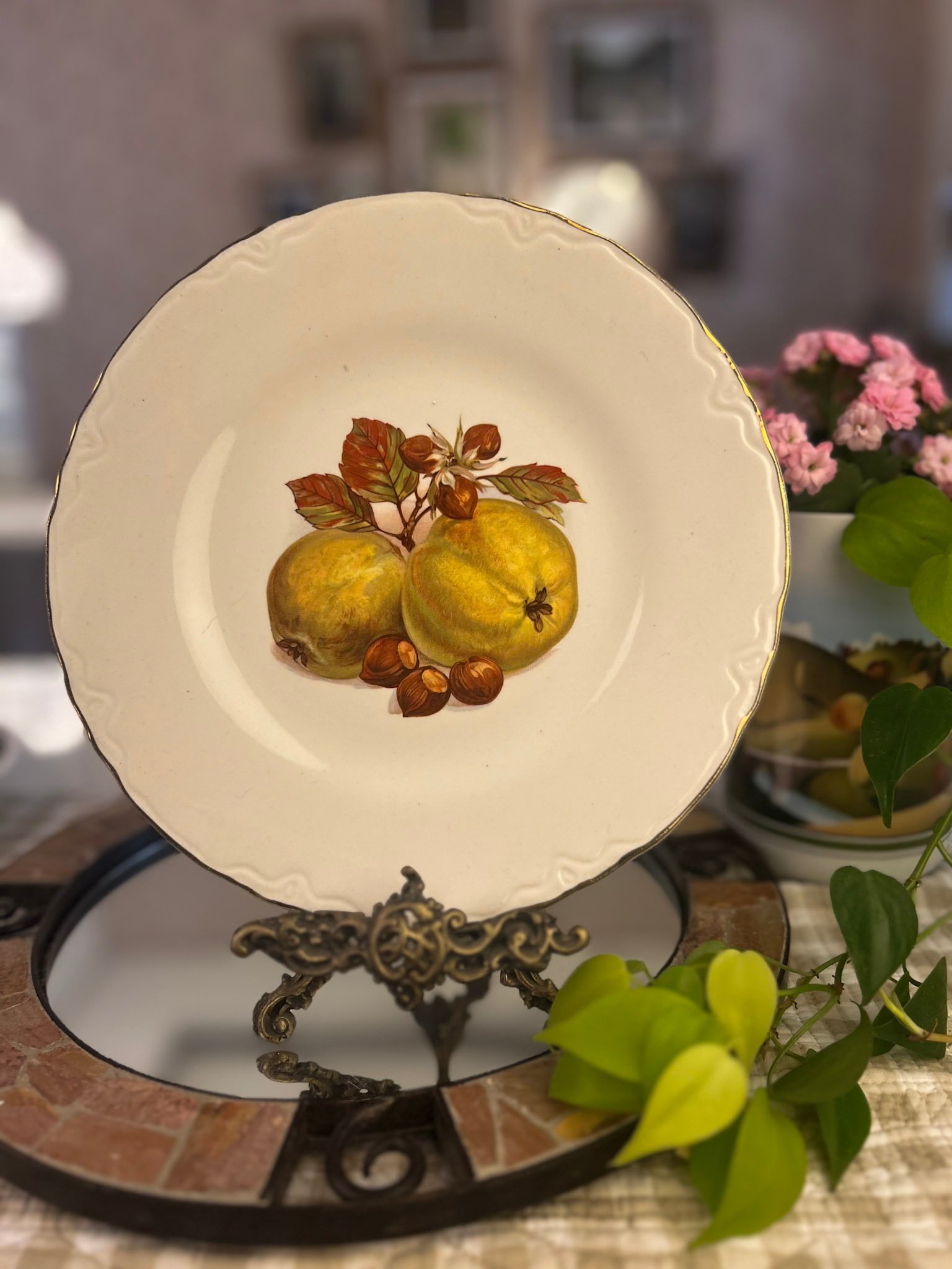 Prato vintage com marmelos e avelãs - Imagem 1