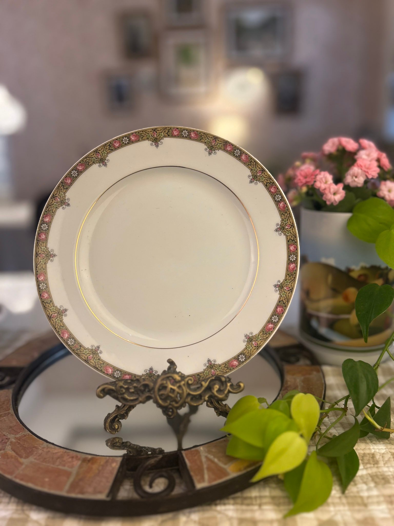 Prato vintage Limoges com rosas e ornamentos dourados - Imagem 1