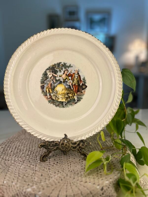 Prato vintage The Heritage Pottery Co. com cena romântica e ouro 22K - Imagem 1
