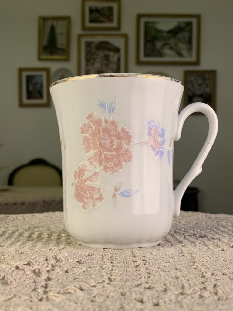 Caneca vintage Crown Imperial romena – floral rosa e azul