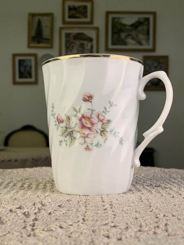 Caneca vintage Regent romena – floral rosa com filete dourado - Imagem 1