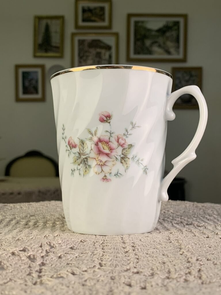 Caneca vintage Regent romena – floral rosa com filete dourado