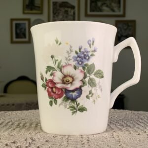 Caneca inglesa vintage com flores coloridas