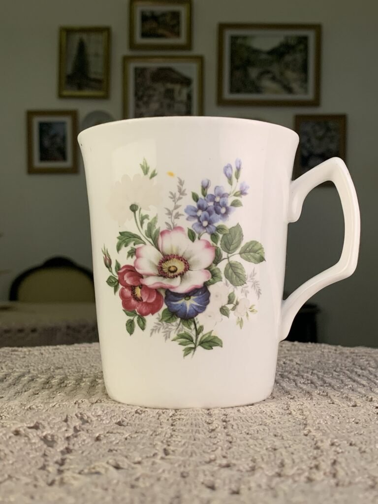 Caneca inglesa vintage com flores coloridas