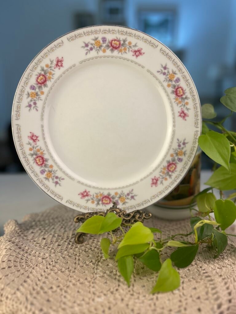 Prato decorativo francês com rosas e detalhes dourados