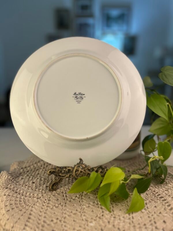 Prato decorativo francês com rosas e detalhes dourados - Imagem 2