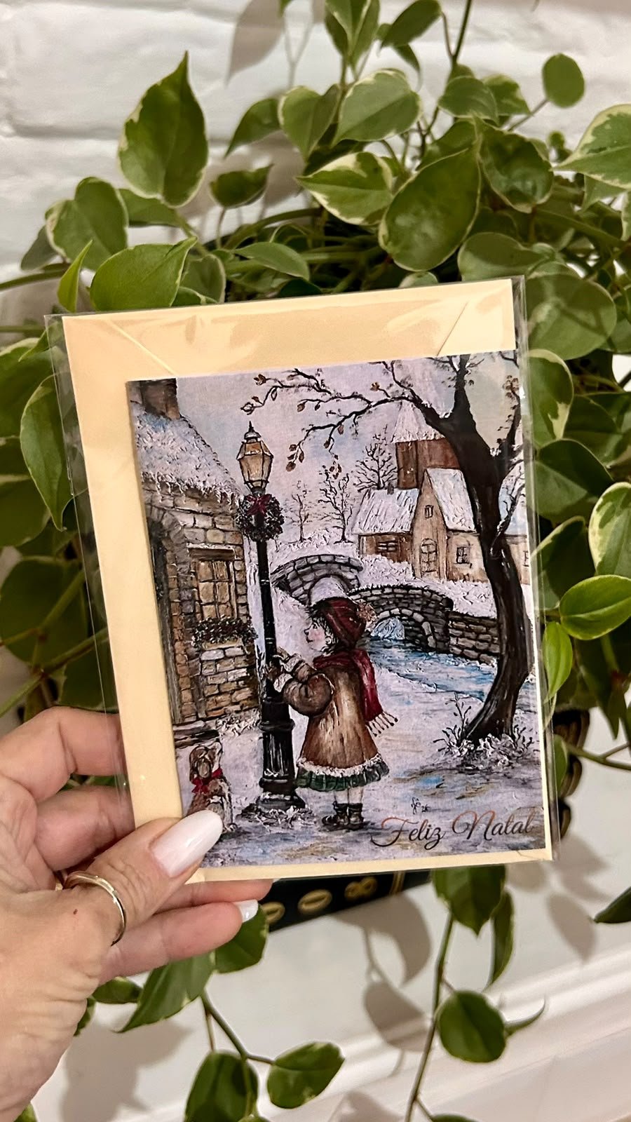 Cartão de Natal Artístico – Menina na Vila Nevada | Arte de Josiane Oliveira - Imagem 1