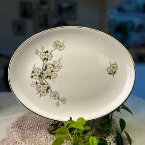 Travessa vintage oval com flores brancas e acabamento craquelado