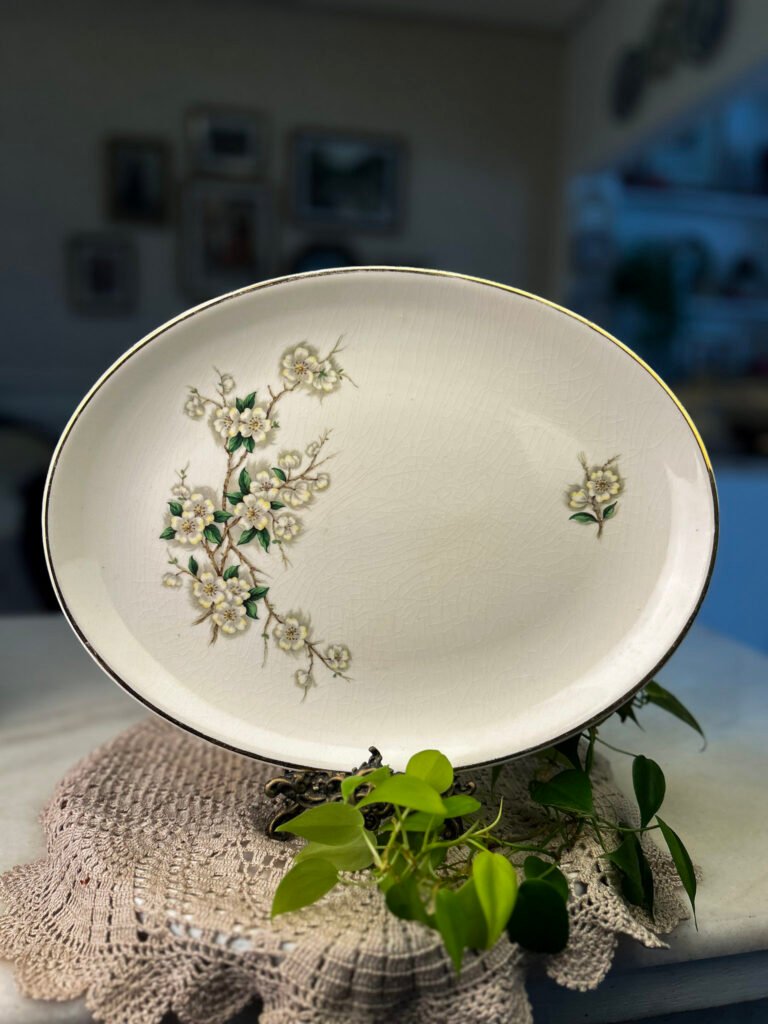 Travessa vintage oval com flores brancas e acabamento craquelado