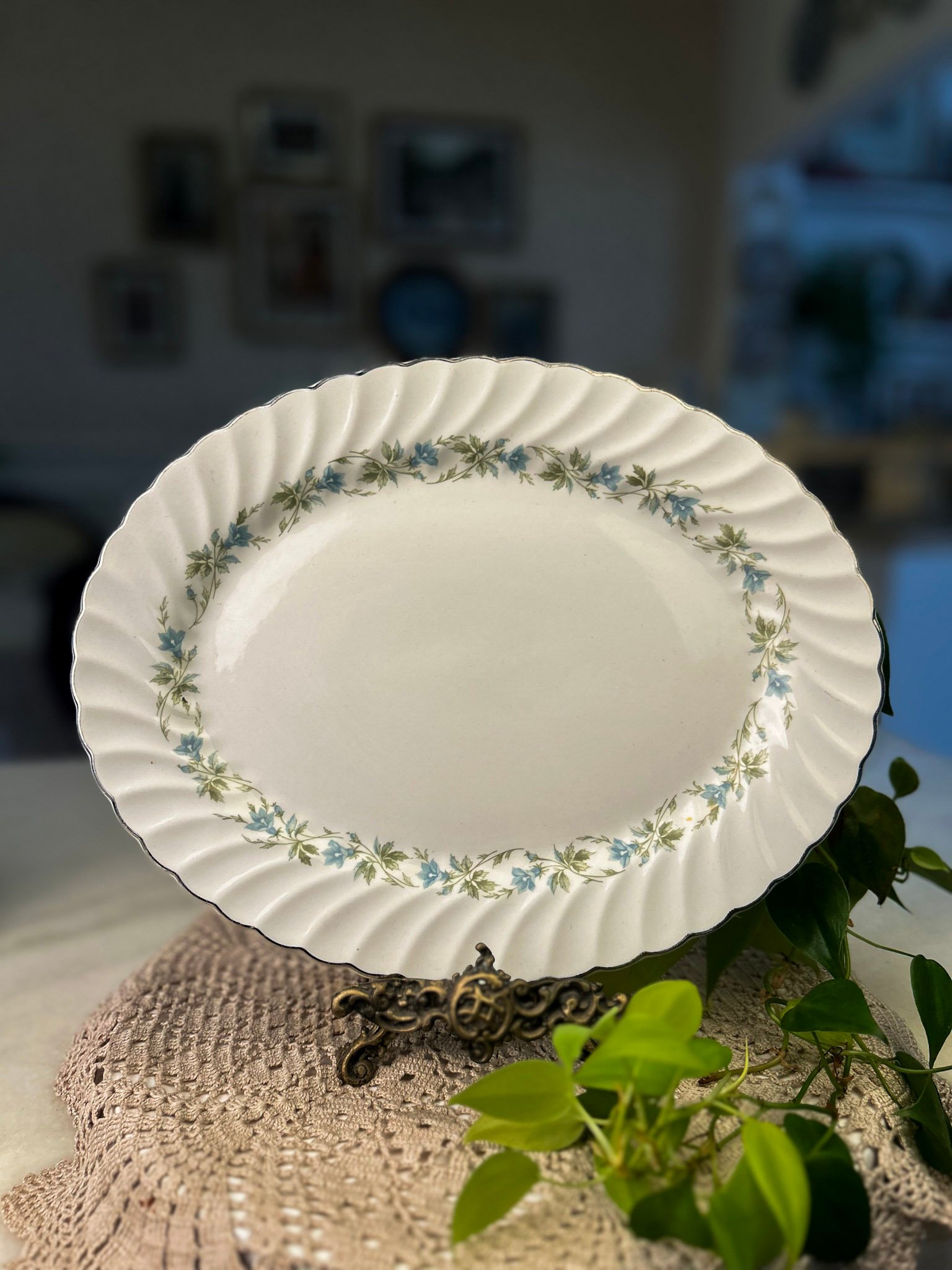 Travessa oval Johnson Bros Snowhite Regency com flores azuis - Imagem 1