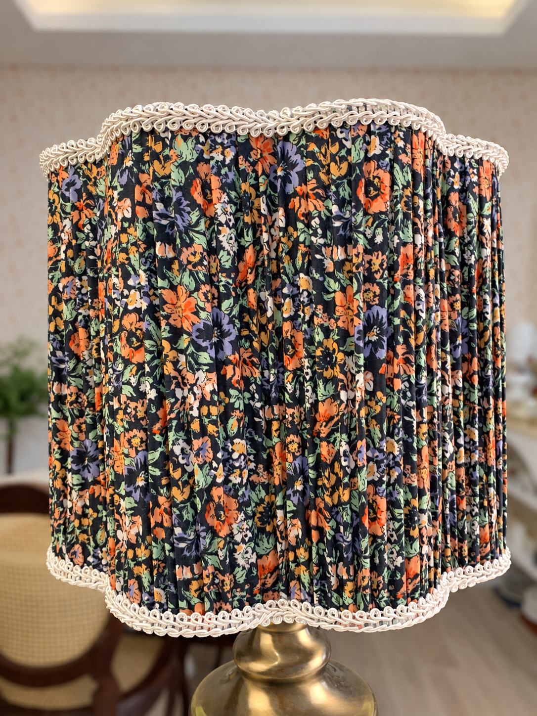 Luminária de Mesa Dourada com Cúpula Floral Plissada - Imagem 2