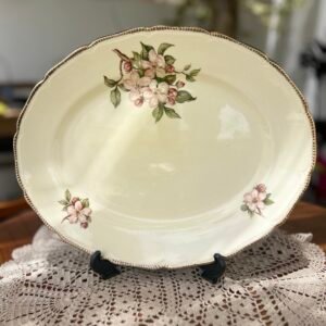 Travessa oval inglesa Royal Swan com flores delicadas e borda dourada