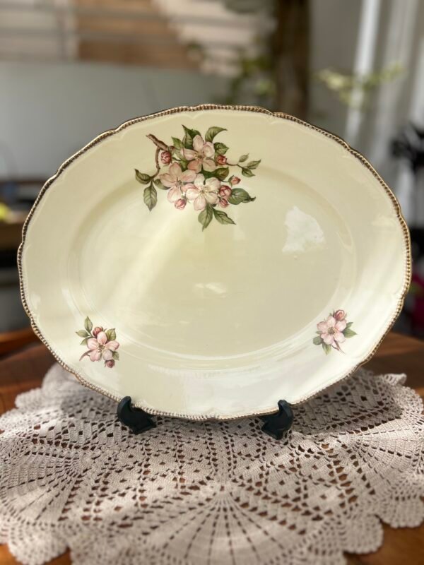 Travessa oval inglesa Royal Swan com flores delicadas e borda dourada - Imagem 1