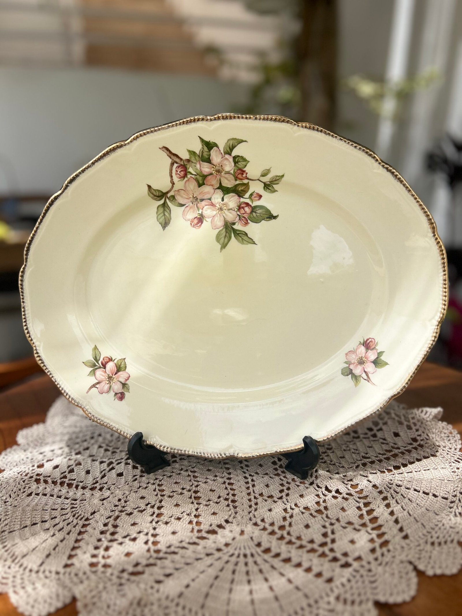 Travessa oval inglesa Royal Swan com flores delicadas e borda dourada - Imagem 1