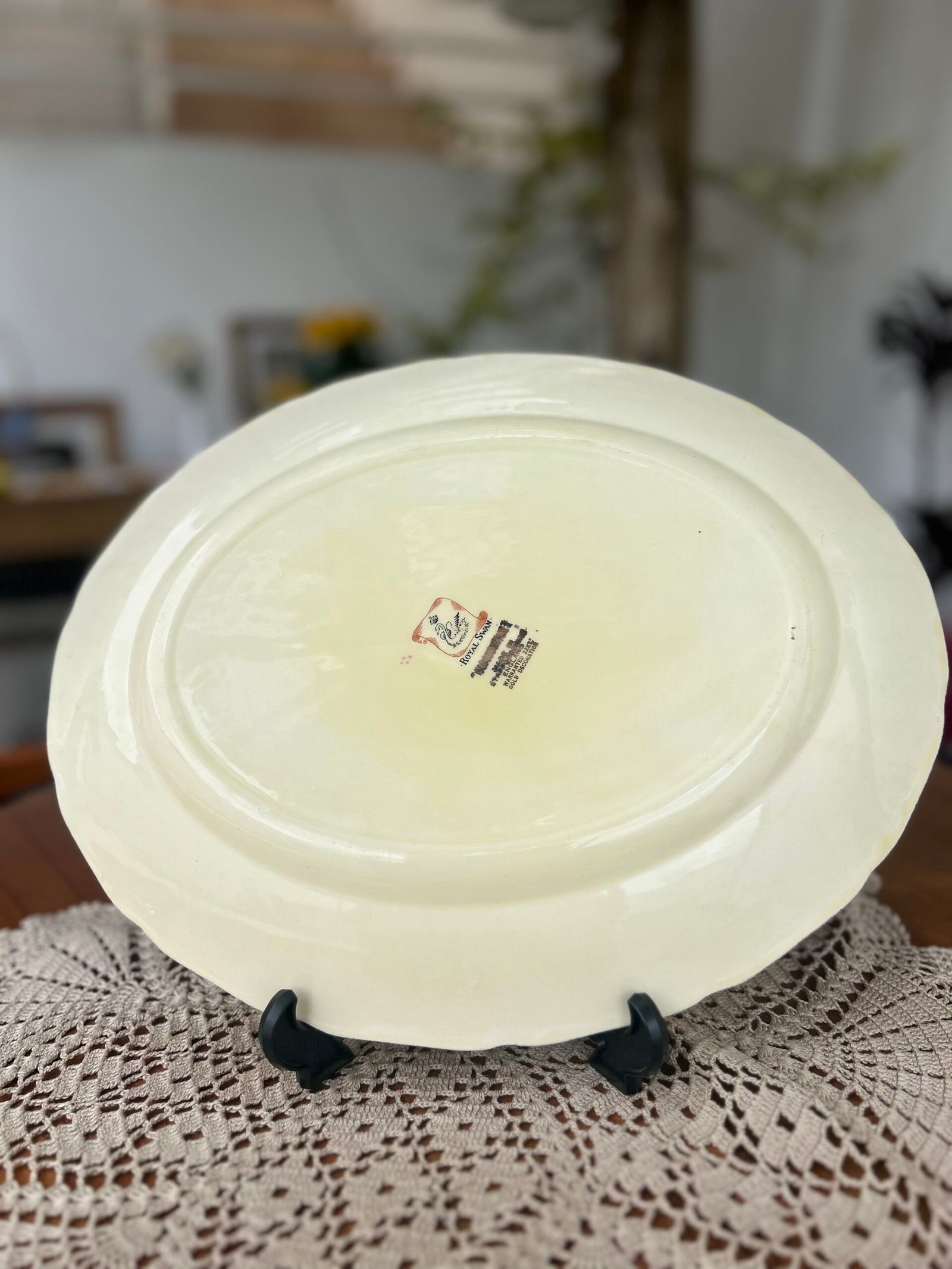 Travessa oval inglesa Royal Swan com flores delicadas e borda dourada - Imagem 2