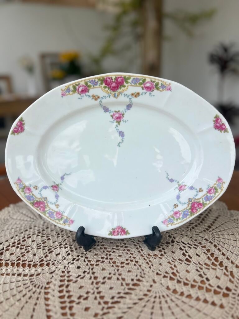 Travessa oval Victoria Czechoslovakia com rosas e detalhes dourados