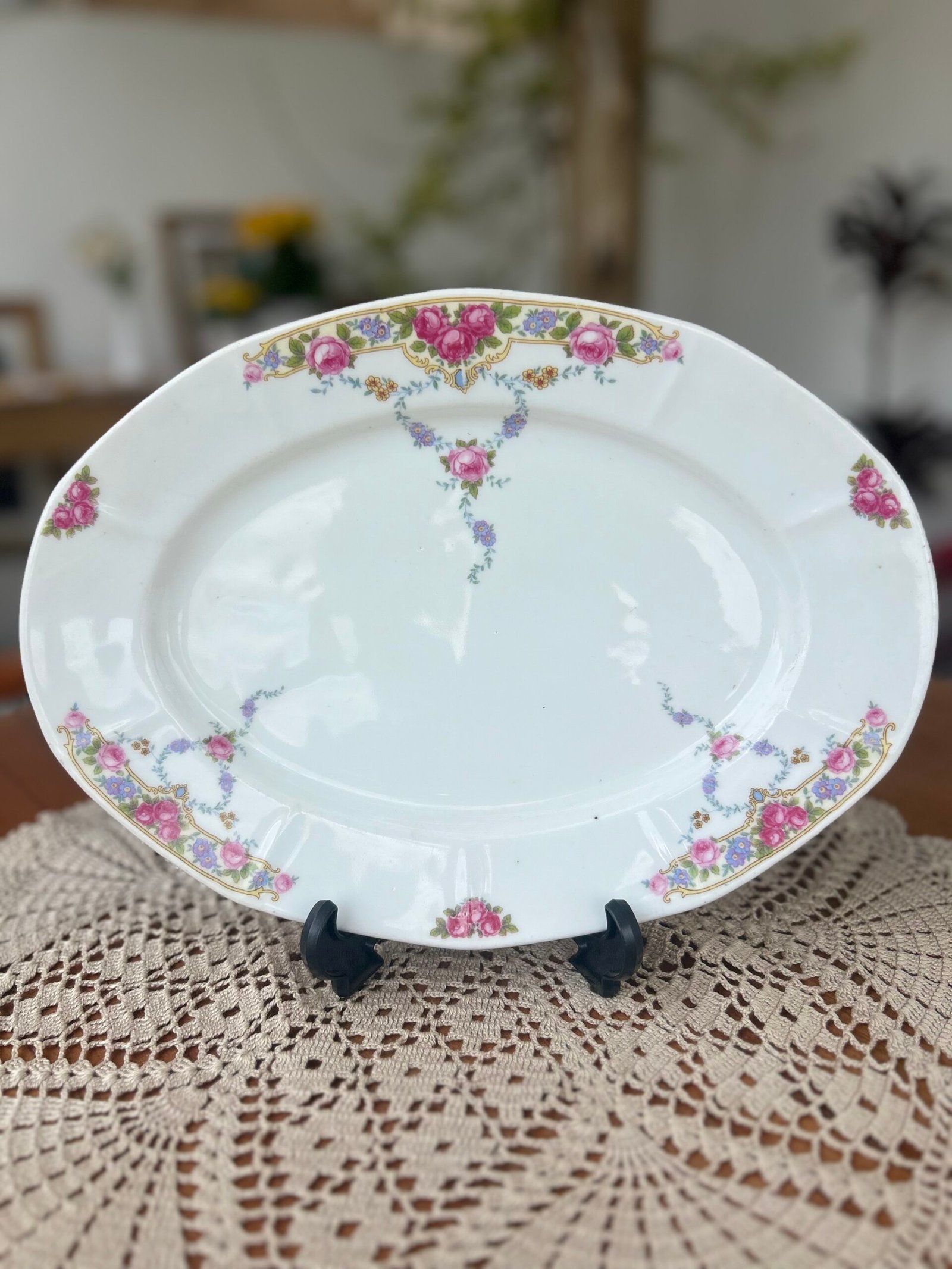 Travessa oval Victoria Czechoslovakia com rosas e detalhes dourados - Imagem 1