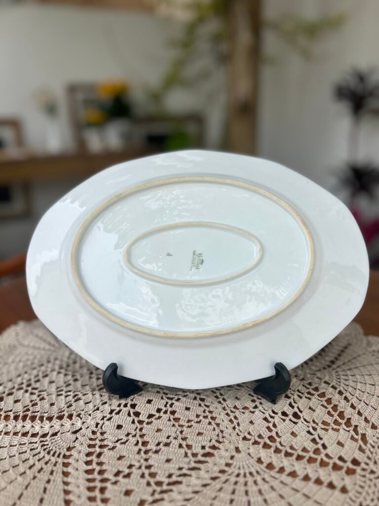 Travessa oval Victoria Czechoslovakia com rosas e detalhes dourados