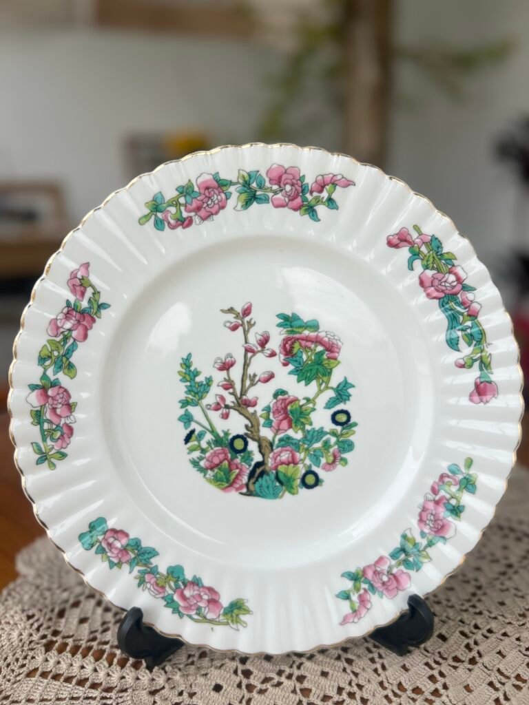 Prato inglês vintage Bone China com flores orientais e borda dourada