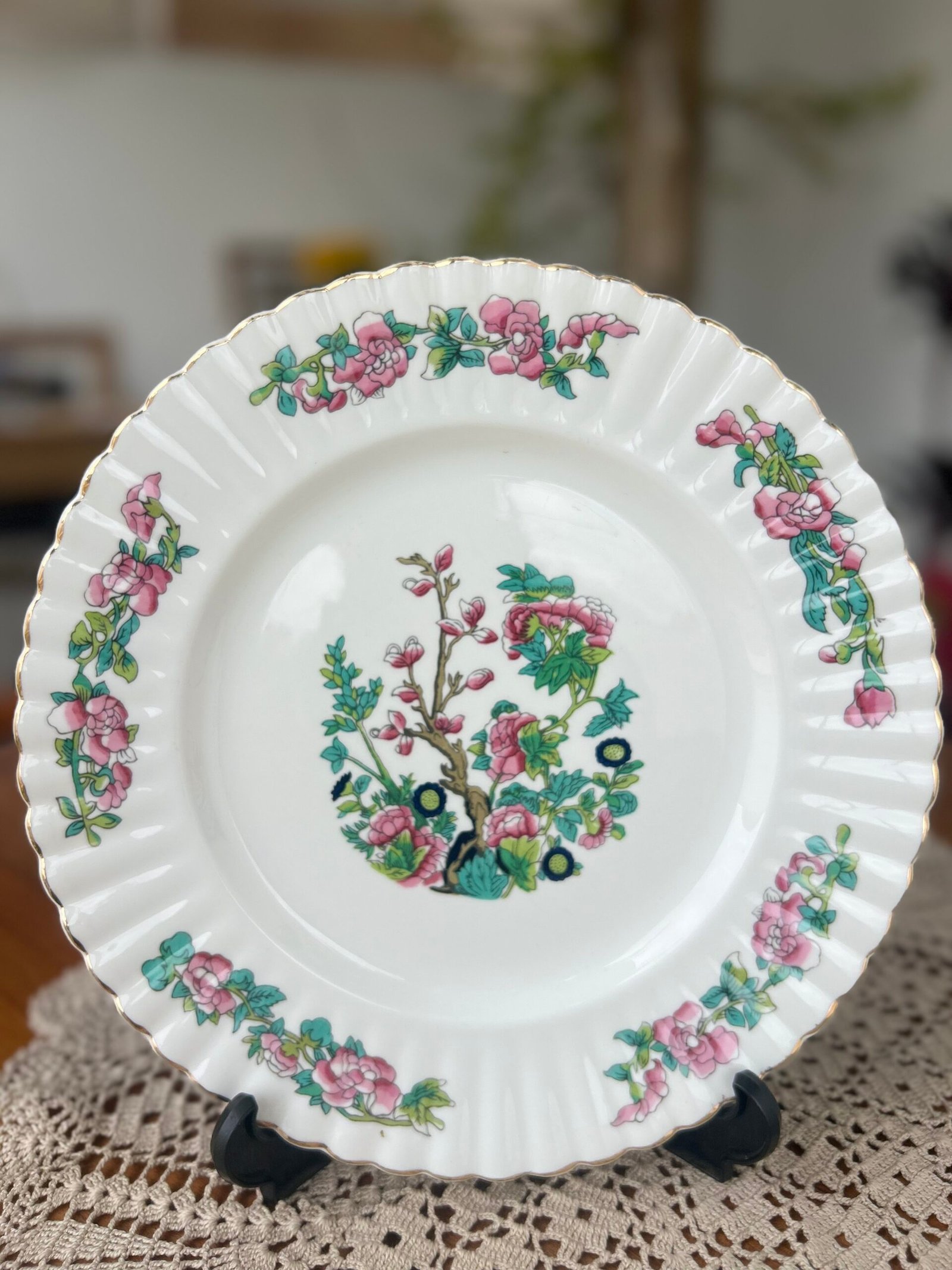 Prato inglês vintage Bone China com flores orientais e borda dourada - Imagem 1