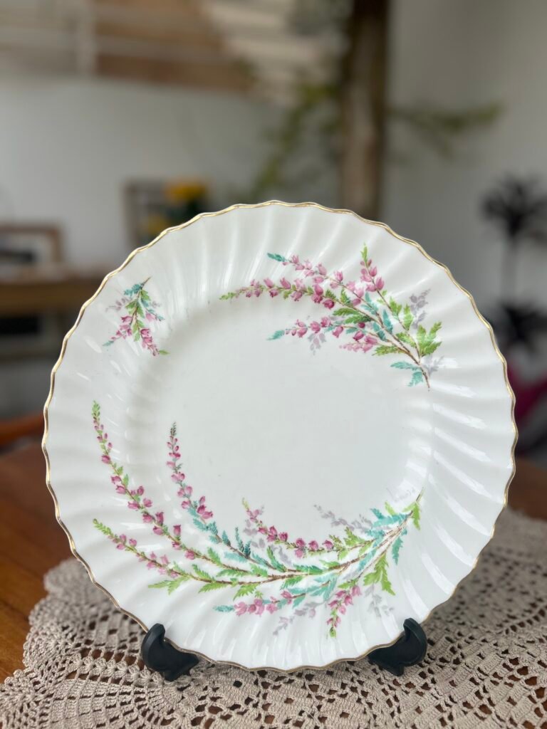 Prato de sobremesa inglês Royal Doulton Bell Heather com flores rosadas