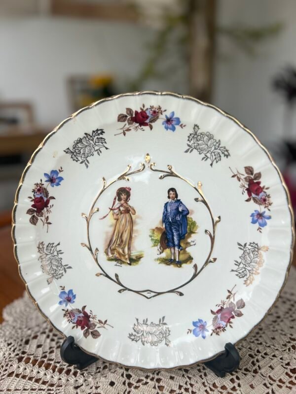 Prato decorativo inglês Wood & Sons Avon com casal clássico e flores - Imagem 1