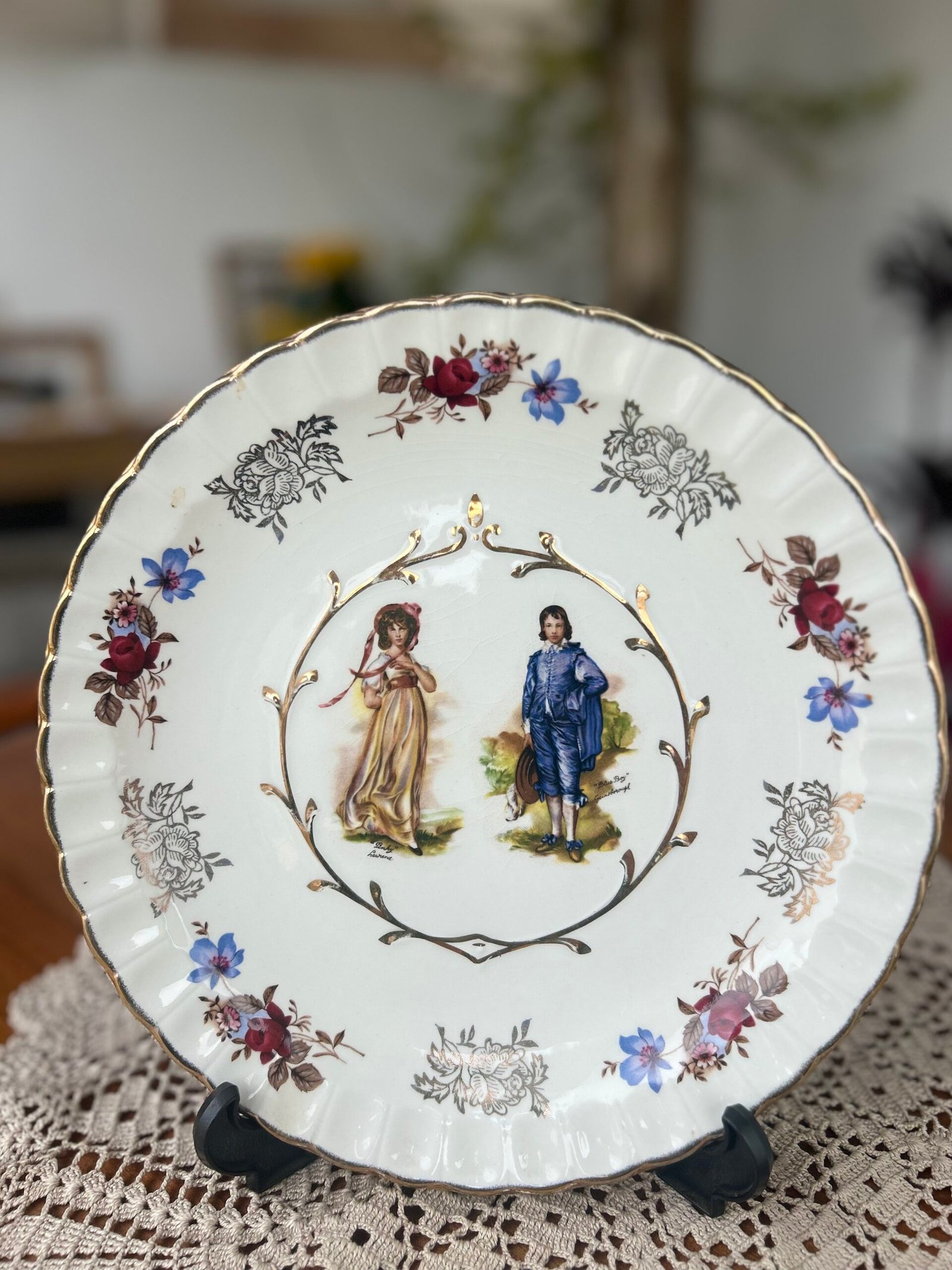 Prato decorativo inglês Wood & Sons Avon com casal clássico e flores - Imagem 1