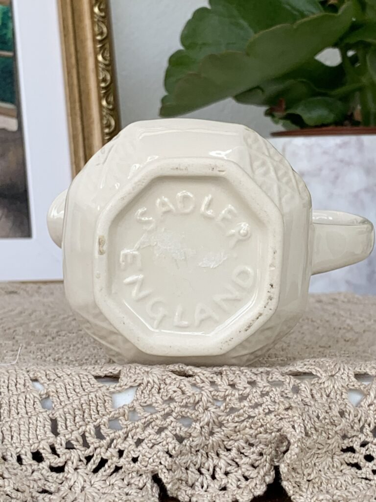 Leiteira Inglesa Sadler Floral com Relevo Entrelaçado