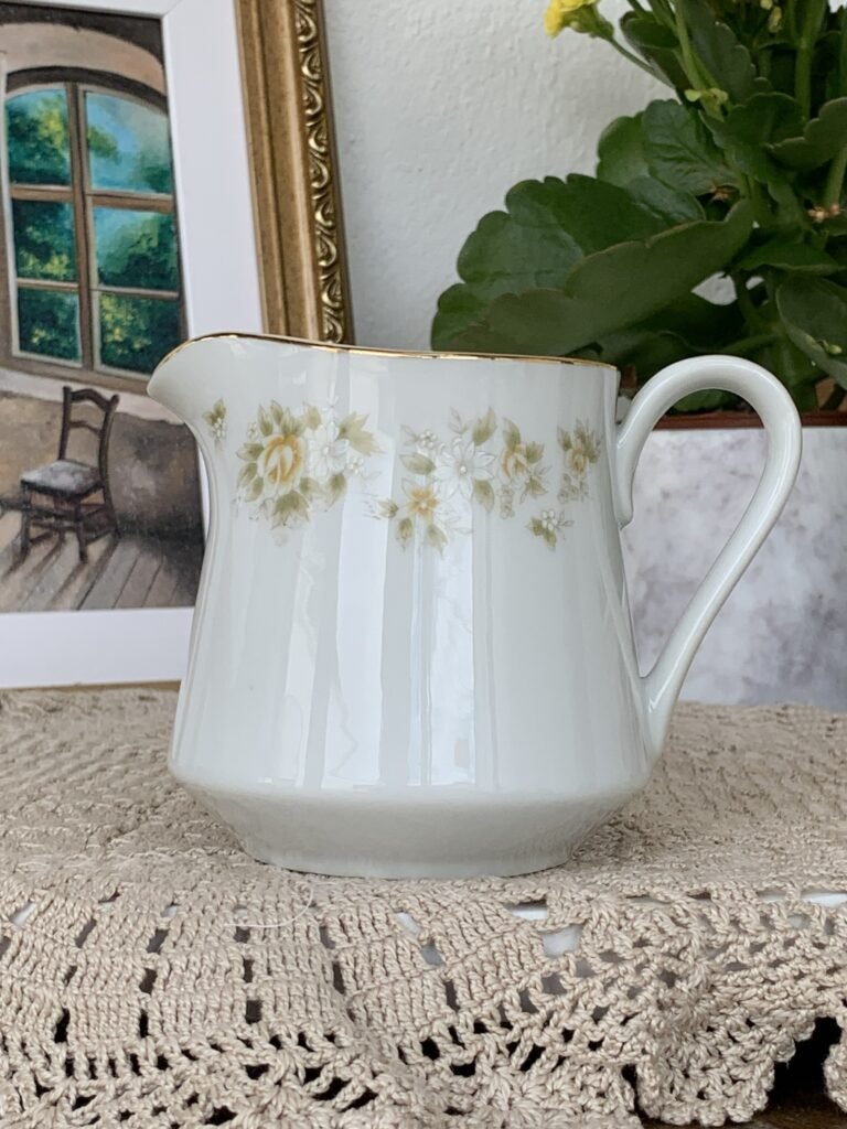 Leiteira Japonesa Mita Lucia com Flores Amarelas