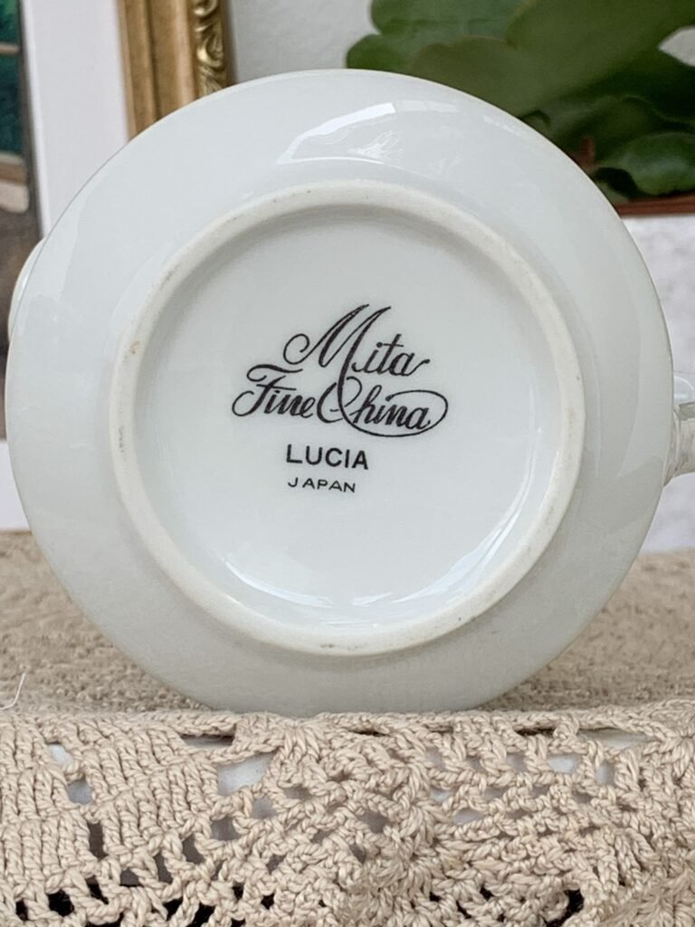 Leiteira Japonesa Mita Lucia com Flores Amarelas